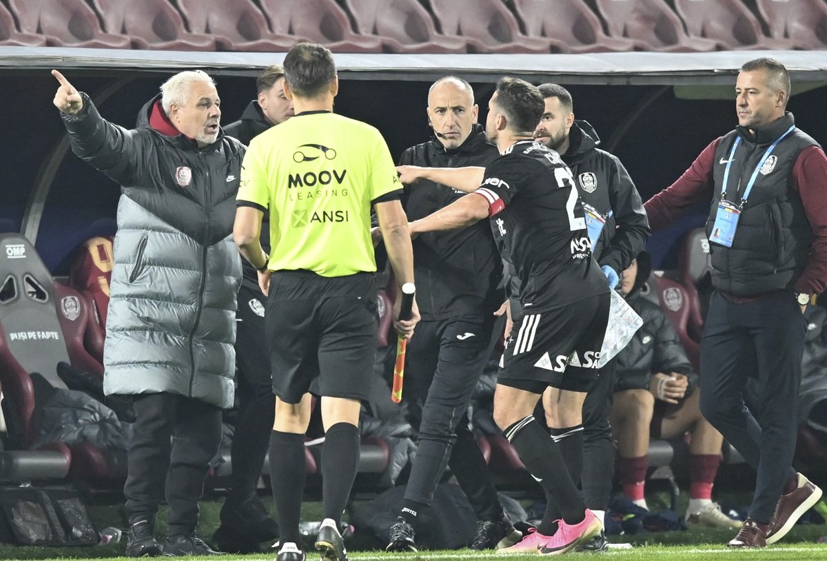Marius Șumudică și Alex Chipciu au avut un dialog pe marginea terenului, după ce antrenorul lui CFR Cluj a vrut să scoată echipa de pe teren