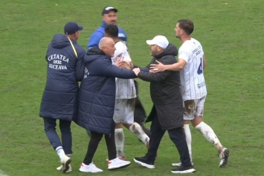 Scene incredibile în Liga 2! Petre Grigoraș a răbufnit la adresa arbitrului. A intrat pe teren și a fost cu greu stăpânit