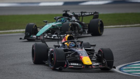 Verstappen câștigă în Sepang o cursă haotică, marcată de o furtună puternică