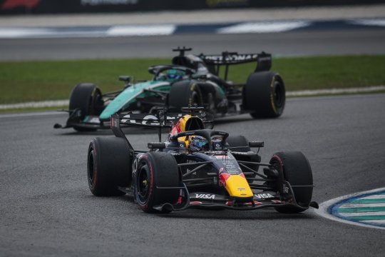 Verstappen câștigă în Sepang o cursă haotică, marcată de o furtună puternică