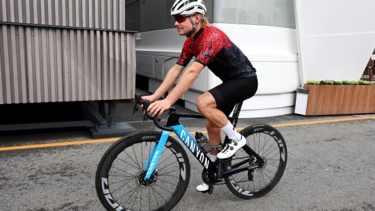 Valtteri Bottas, 350 de kilometri pe bicicletă de la Sepang la Singapore