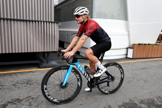 Valtteri Bottas, 350 de kilometri pe bicicletă de la Sepang la Singapore