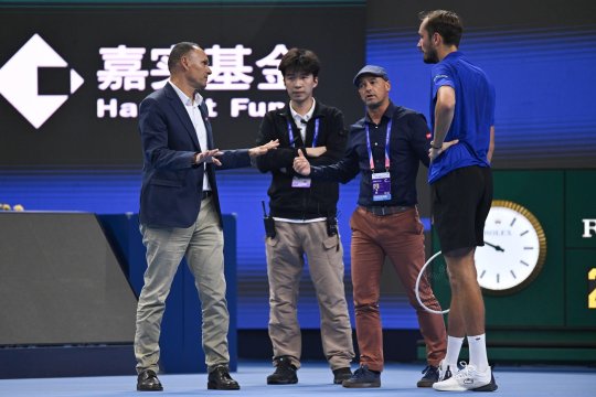 Daniil Medvedev, descalificat în semifinala de la Beijing! Novak Djokovic merge în ultimul act după un moment controversat