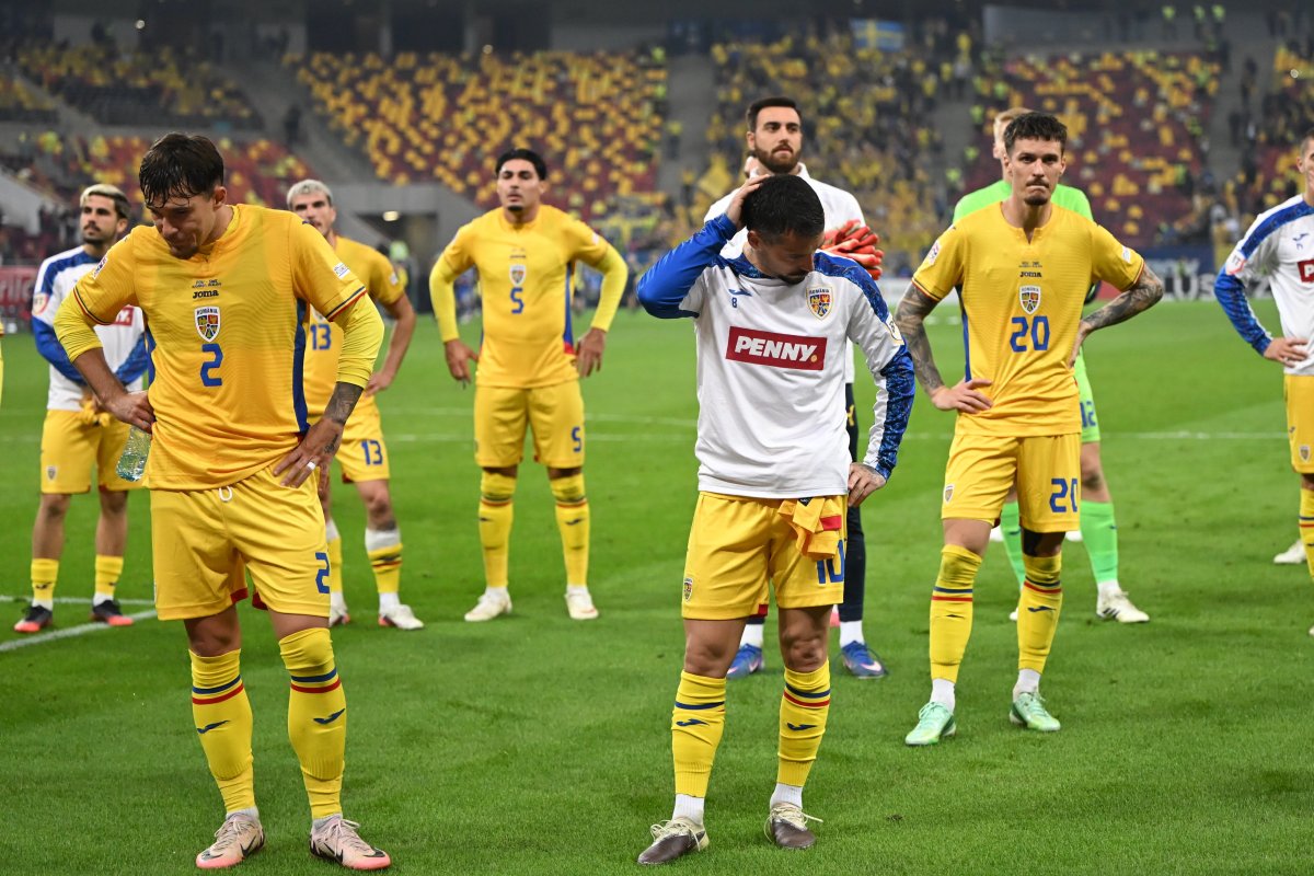 Fotbaliștii naționalei, la finalul înfrângerii cu Suedia (0-1)