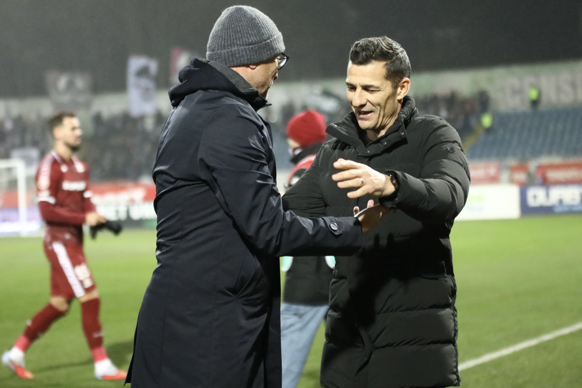 Antrenorii celor doua echipe Leo Grozavu si Constantin Galca se saluta inaintea meciului de fotbal dintre FC Botosani si FC REapid Bucuresti, contand pentru Superliga