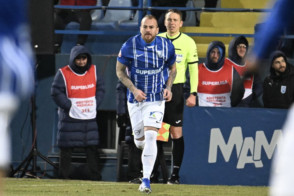 Denis Alibec intra pe teren in meciul de fotbal dintre Farul Constanta si Universitatea Craiova, contand pentru Superliga Superbet, desfasurat pe Stadionul central al Academiei Gheorghe Hagi din Ovidiu