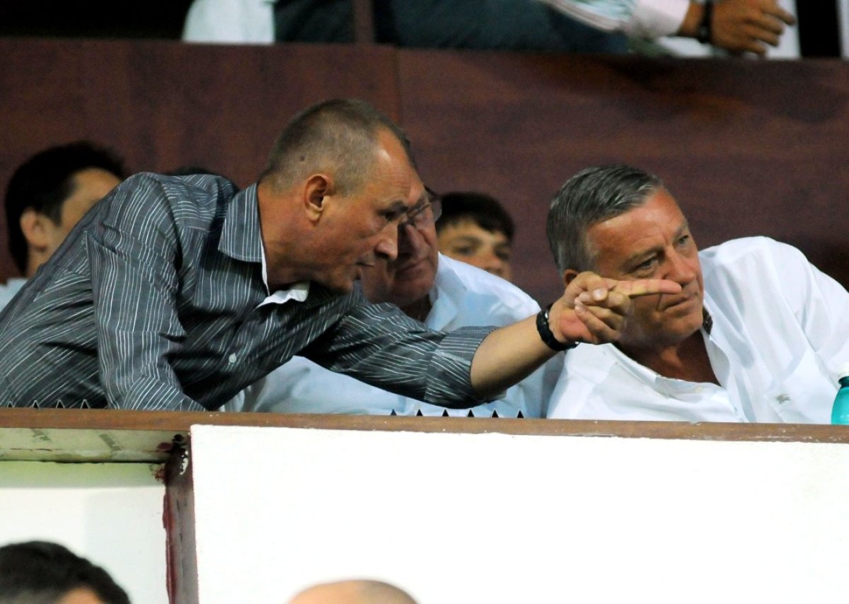 Dumitru Bucșaru (foto, în stânga), în dialog cu Mircea Sandu, în vara lui 2009, la scurt timp după ce Unirea Urziceni câștiga surprinzător titlul în România