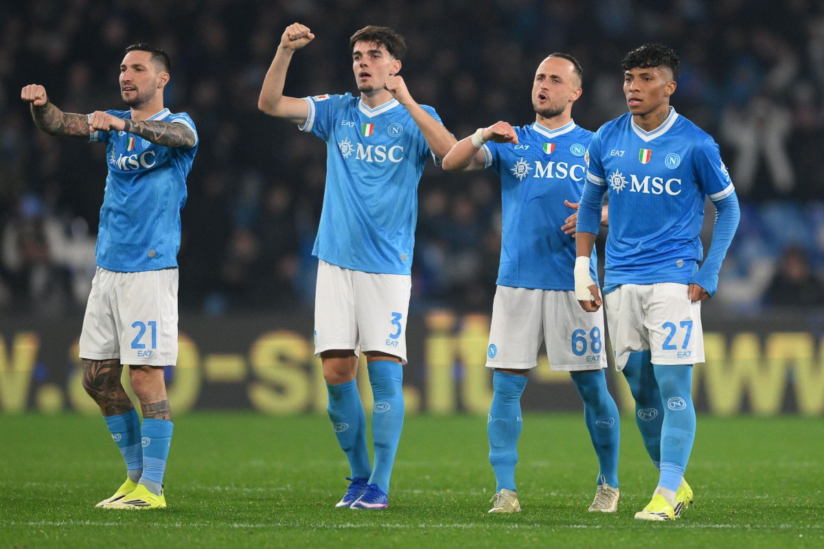 Jucătorii lui Napoli, sărbătorind un penalty în meciul din Cupa Italiei cu Como