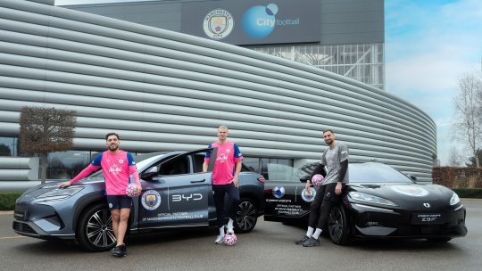 BYD accelerează în Premier League: parteneriat strategic cu Manchester City