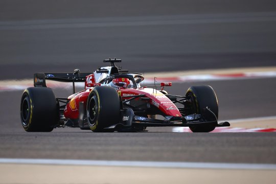 Testele din Bahrain, ziua 2: Ferrari în frunte, primele probleme pentru Mercedes