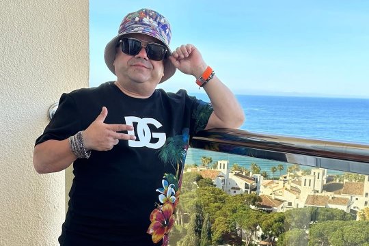 Adrian Minune a aflat că prietenul său fotbalist ”s-a pocăit” și a reacționat: ”După 6.000 de apartamente pierdute pe plăcerile lumii era și cazul!”