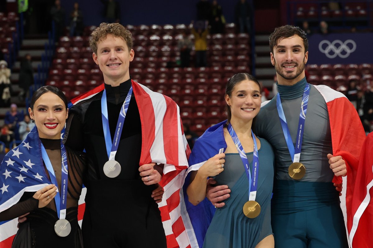 Perechile Chock-Bates (SUA, stânga) și Beaudry-Cizeron (Franța, dreapta) au împărțit podiumul olimpic, însă scandalul a izbucnit când notele acordate de arbitri au devenit publice