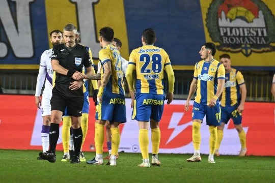 Radu Petrescu i-a explicat lui Mario Tudose de ce a anulat golul Argeșului: ”I s-a transmis în cască”