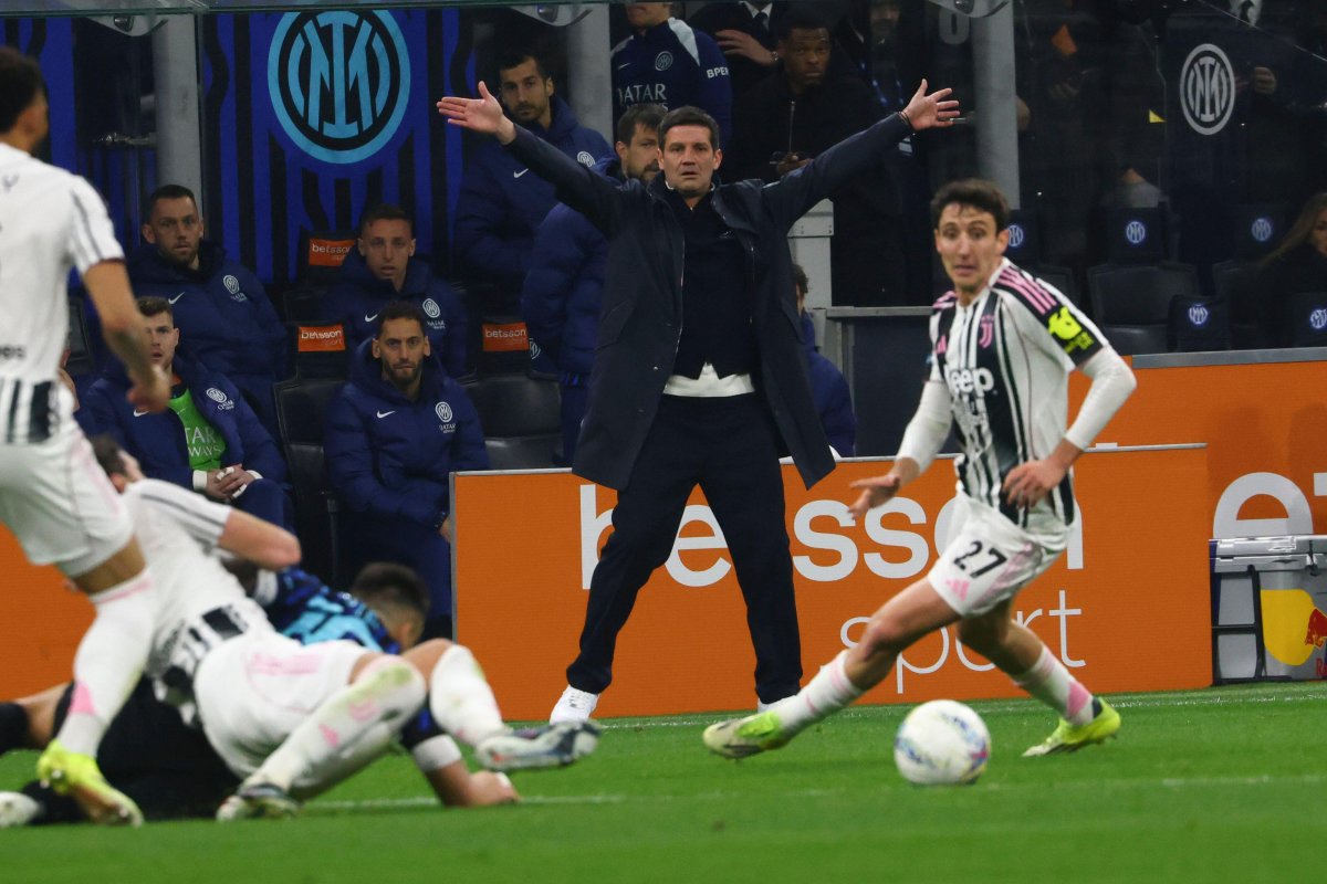 Chivu (plan secund) a trăit la intensitate maximă toate cele 100 de minute de joc