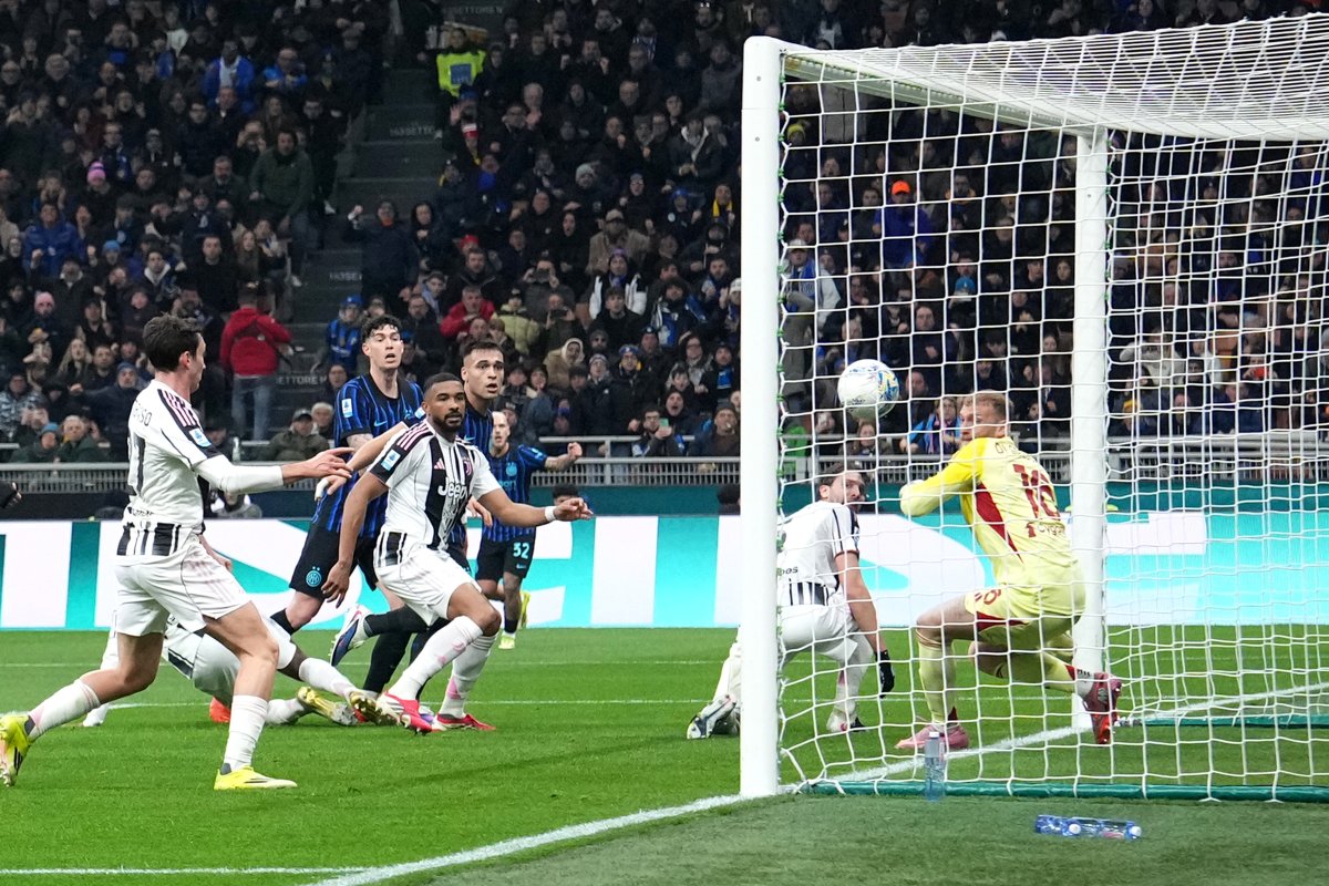 Faza în care mingea lovită de Bastoni a lovit de două ori barele porții lui Juventus