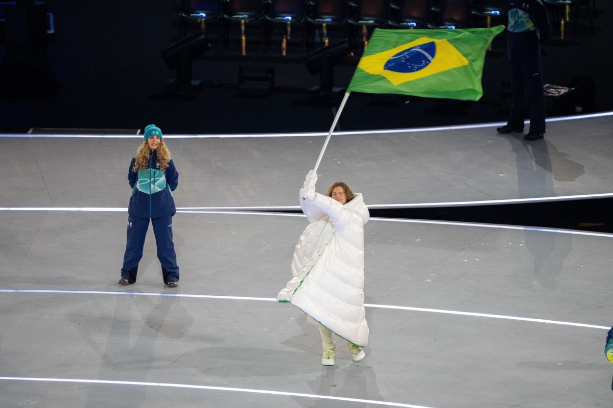 Lucas Braathen a purtat steagul la ceremonia de deschidere de pe stadionul San Siro. El a avut o haină realizată de casa de modă Moncler