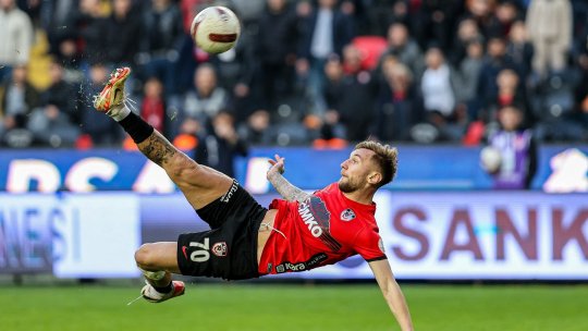 Denis Drăguș și-a scos din sărite antrenorul și a fost schimbat în minutul 38! Ce a putut să facă