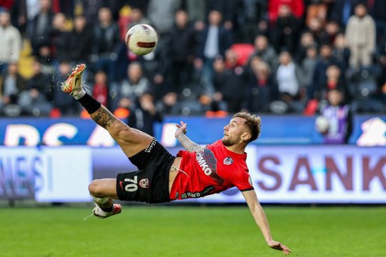 Denis Drăguș și-a scos din sărite antrenorul și a fost schimbat în minutul 38! Ce a putut să facă