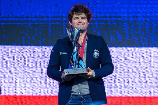 Magnus Carlsen, din nou în vârf. Un nou titlu și 100.000 de dolari pentru marele maestru norvegian