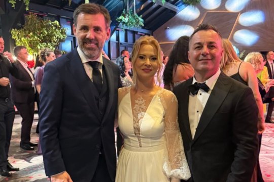 Ionuț Chirilă, în formă de zile mari la nunta lui Florentin Petre: ”Făcea cu paharele pe acolo”