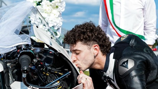Pilotul Marco Bezzecchi s-a ”căsătorit” cu motocicleta sa! Modul inedit prin care Aprilia a anunțat prelungirea contractului cu italianul