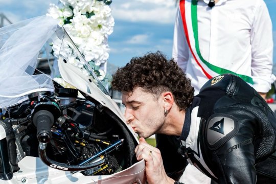 Pilotul Marco Bezzecchi s-a ”căsătorit” cu motocicleta sa! Modul inedit prin care Aprilia a anunțat prelungirea contractului cu italianul
