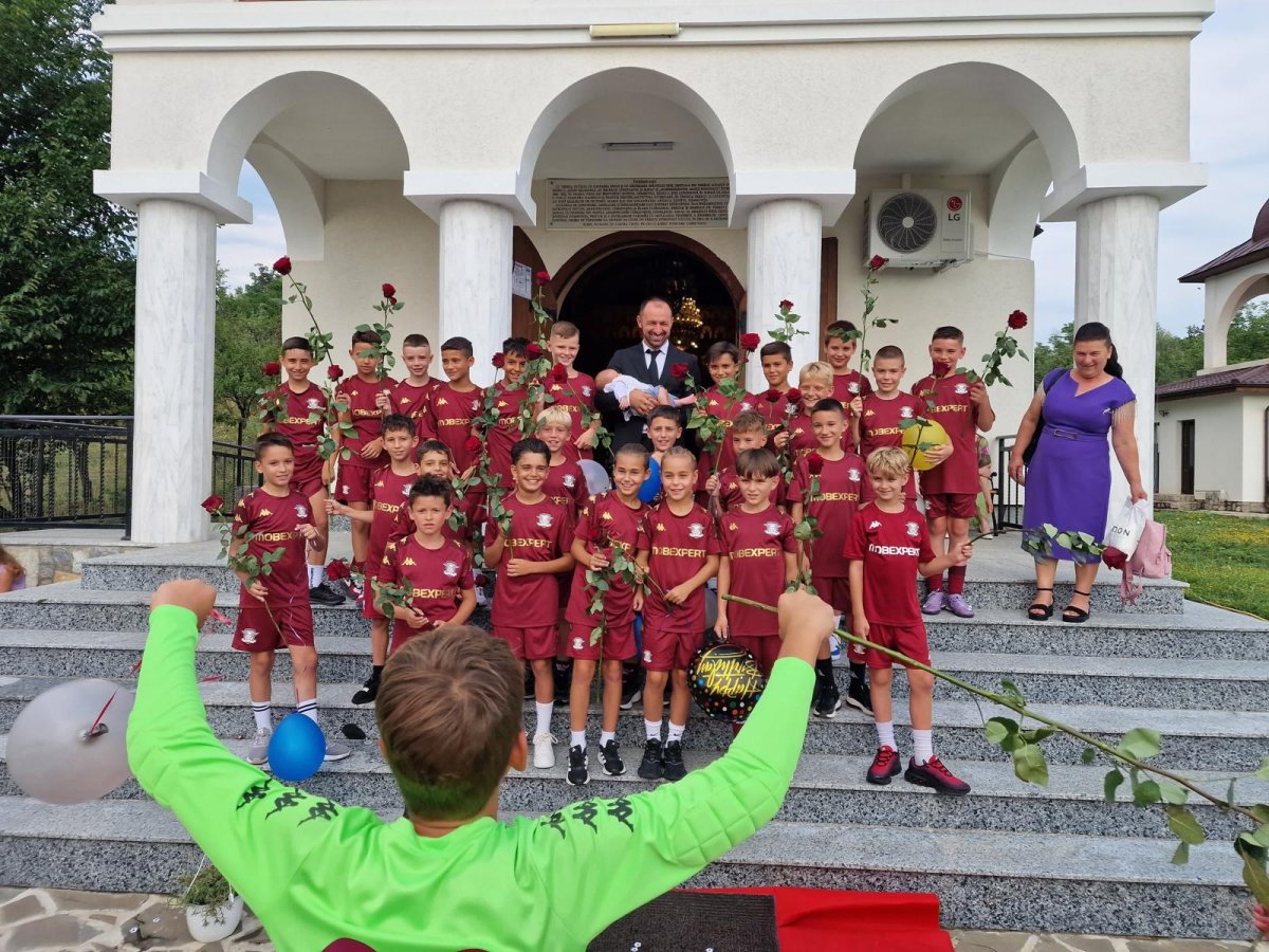 Copiii de la grupa 2015 au fost alături de Ion Dumitrache la unul dintre cele mai fericite momente din viață