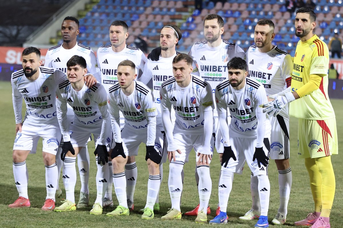 Fotbalistii botoseneni la o fotografie de grup realizata inaintea meciului de fotbal dintre FC Botosani si SC Otelul Galati,