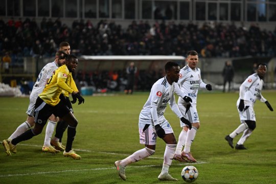 Leo Grozavu a făcut un nou apel către jucătorii săi, după înfrângerea cu U Cluj: ”Trebuie să strângem rândurile!”