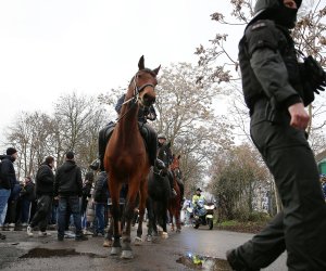 Cadou de 5.000 de euro la înfrângere. Șeful echipei a intrat în vestiar pe cal: ”Am zis că ne împușcă!”