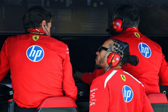 Hamilton, Ferrari și vocea de la radio. Noul sezon începe cu o ecuație deschisă