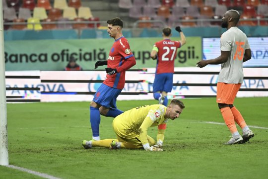 FCSB - Metaloglobus 3-1, ACUM, pe iAMsport.ro. Miculescu marchează imediat după pauză, iar oaspeții rămân în 10