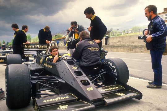 Monopostul lui Ayrton Senna din 1986 poate intra în topul all-time. Suma cu 8 cifre la care este licitat de RM Sotheby's