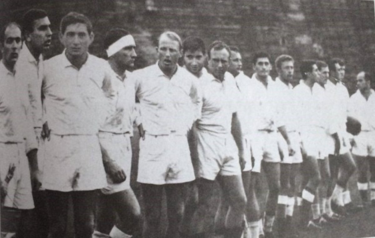 Grivița Roșie la centrul terenului, pe Stadionul 23 August, la 14 iunie 1964, înaintea finalei cu Stade Montois din Mont de Marsan