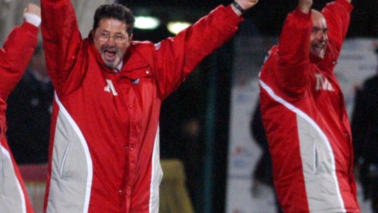 Pasiunea lui Cornel Dinu nu avea limite. Cum a ajuns sub birou, lăsându-și jucătorii fără cuvinte: ”A dispărut!”