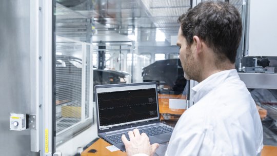 Uzina se transformă într-o „mașinărie inteligentă”. Cum schimbă AI felul în care se construiesc automobilele premium