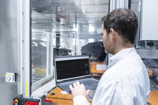 Uzina se transformă într-o „mașinărie inteligentă”. Cum schimbă AI felul în care se construiesc automobilele premium