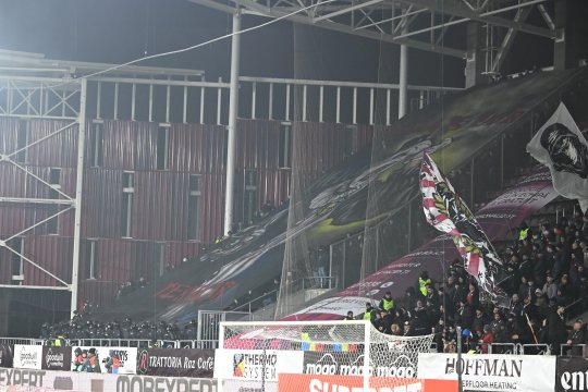Scene incredibile la Rapid - Petrolul! Fanii ”lupilor galbeni” s-au luat la bătaie, iar jandarmii au intervenit cu gaze lacrimogene