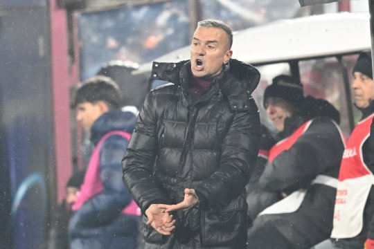 Pancu și-a ieșit din minți la conferință: ”Cum să bată un antrenor străin un jucător român în țara mea?! Eram arestat în locul lui!”