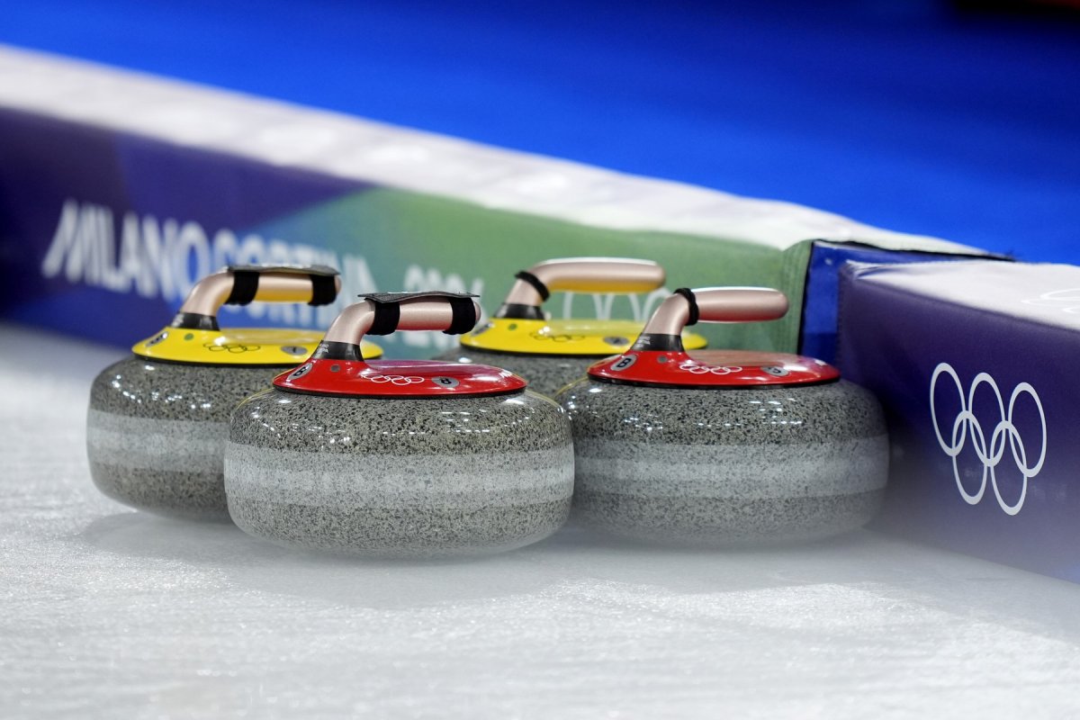 Curling a fost inventat în Scoția în secolul XVI. La început se juca pe lacurile înghețate. O piatra costă între 400 și 800 de euro
