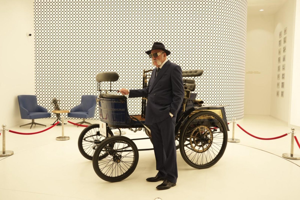 Ion Țiriac alături de cea mai veche mașină din colecție