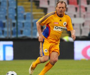 Momentul uimitor când Ilie Balaci și-a stins țigara și a intrat direct în teren! A lăsat pe toată lumea mască: ”Avea problemele lui, dar și chef să fumeze”