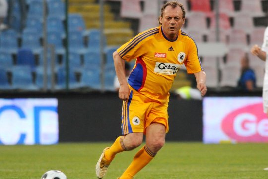 Momentul uimitor când Ilie Balaci și-a stins țigara și a intrat direct în teren! A lăsat pe toată lumea mască: ”Avea problemele lui, dar și chef să fumeze”