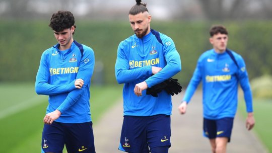 Radu Drăgușin ar putea avea un nou antrenor! Tehicianul-surpriză dorit de Tottenham în locul lui Igor Tudor