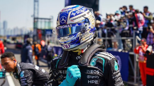 Russell rezistă atacului lui Hamilton și câștigă sprintul din China după un duel spectaculos