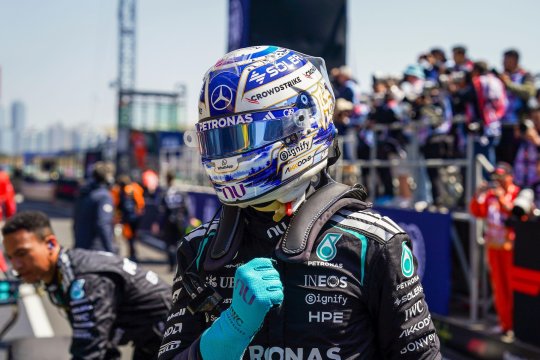 Russell rezistă atacului lui Hamilton și câștigă sprintul din China după un duel spectaculos