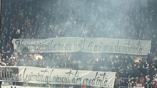 Derby încins și în tribune! Bătaie în bannere la Rapid - Dinamo, cu mesaje rasiste