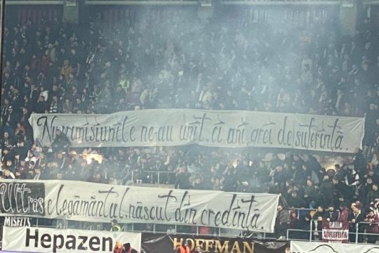 Derby încins și în tribune! Bătaie în bannere la Rapid - Dinamo, cu mesaje rasiste