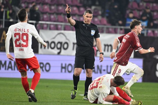 Marius Avram, verdict categoric la cea mai controversată fază din Rapid - Dinamo: ”Îl împinge cu ambele brațe”