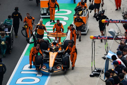 Dezastru pentru McLaren în China. Ambele mașini au rămas la boxe înaintea startului